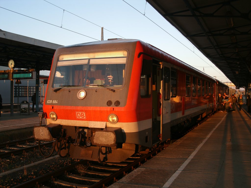 628 684 vom Bh Rostock Hbf,als RE 13053 Stralsund-Neustrelitz,am 01.Oktober 2011,in Neubrandenburg.