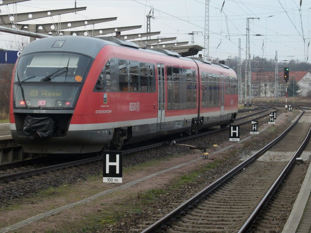 642 051 nach Wismar am 05.Dezember 2009 beim Verlassen von Rostock Hbf.