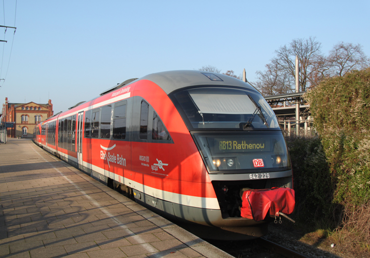 642 229 als RB 17959 von Stendal nach Rathenow ber Hmerten,Schnhausen(Elbe)und Growudicke kurz vor der Ausfahrt im Bahnhof Stendal.