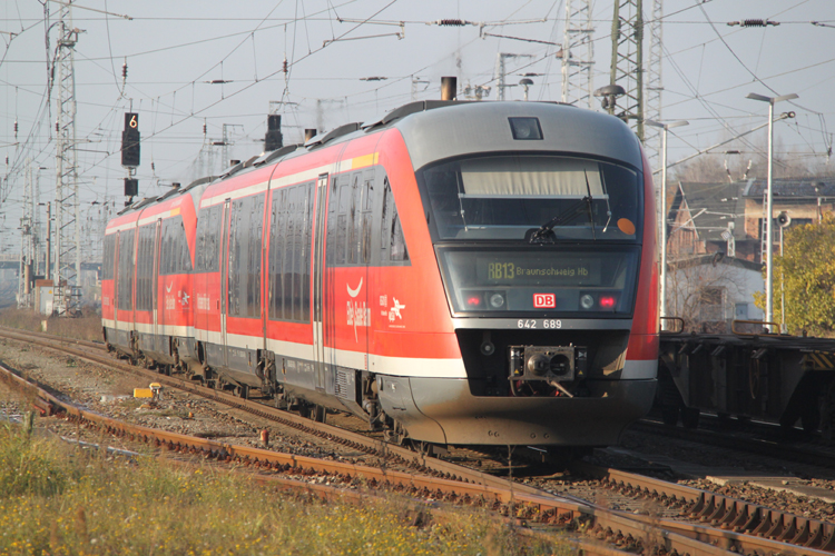 642 689 als RB 27874 von Stendal nach Braunschweig Hbf bei der Ausfahrt im Bahnhof Stendal.12.11.2011