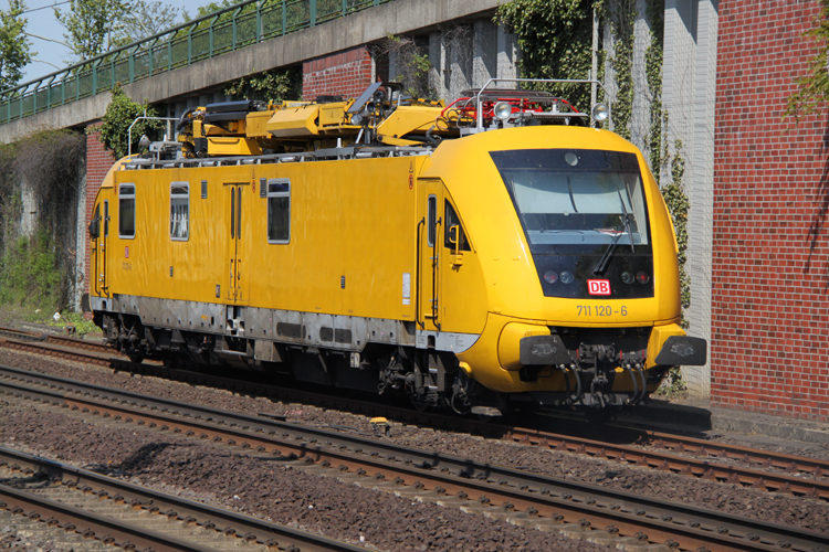 711 120-6(Hubarbeitsbhnen-Instandhaltungsfahrzeug HIOB)bei der Durchfahrt im Bahnhof Hamburg-Harburg gen Norden.(05.05.2011)