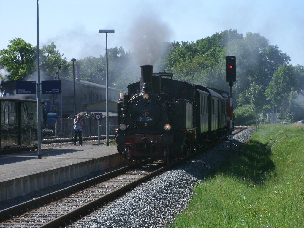 91 134 als Zuglok,am 04.Juni 2011,kam aus Lauterbach Mole,bei der Einfahrt in Putbus,whrend am Schlu die PRESS 112 565 mitlief.