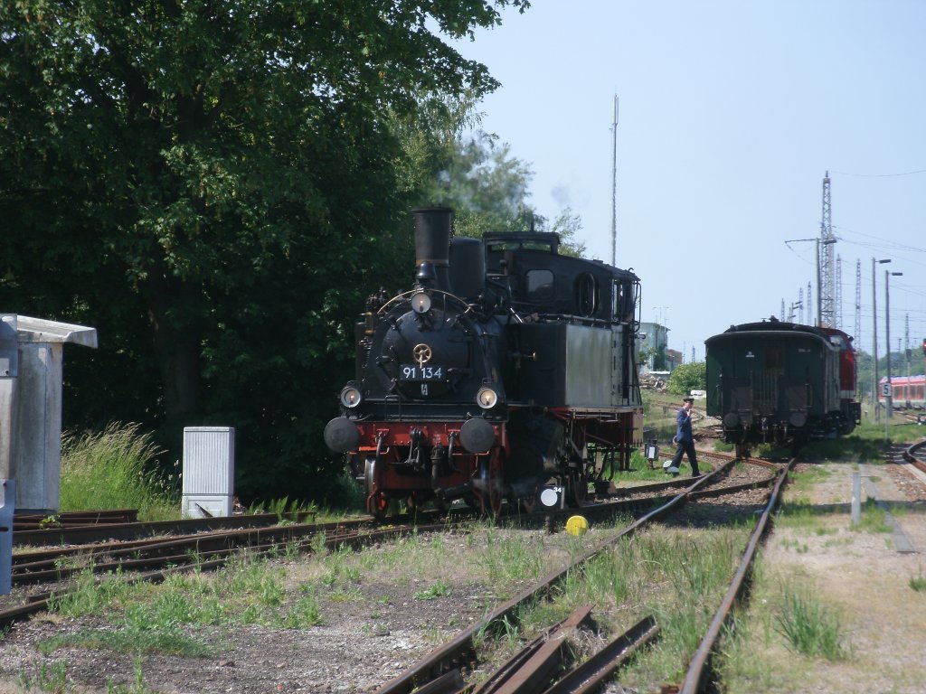91 134,am 05.Juni 2011,auf dem Lokschuppengleis in Bergen/Rgen.Im Hindergrund der Schweriner Traditionszug mit der PRESS 112 565.