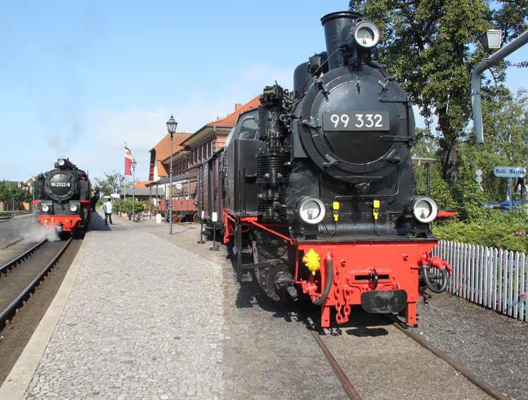 99 2322-8 Trifft auf 99 332 im Molli-Bahnhof Khlungsborn-West.(16.07.2011)