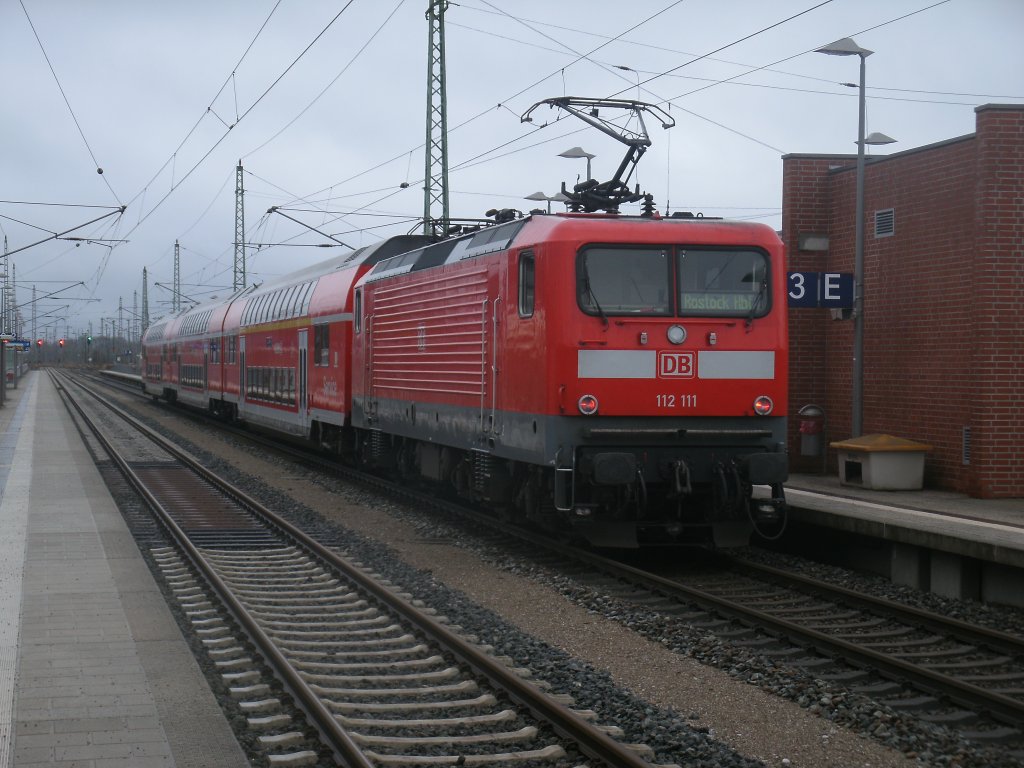 Am 05.Februar 2013 ist die Rostocker 112 111-0 mit dem RE 13012 Sassnitz-Rostock in Bergen/Rgen angekommen.