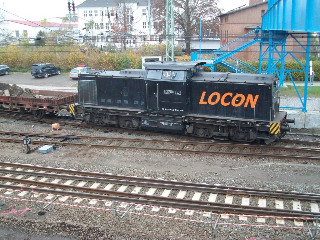Am 10.November 2010 stand Locon-217 unter der Fussgngerbrcke in Bergen/Rgen.