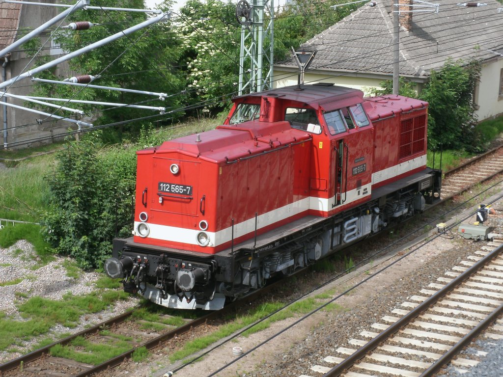 Am 15.Juni 2011,war die PRESS 112 565 wieder auf Rgen.Hier stand die Lok neben dem alten Kleinbahnhof in Bergen/Rgen.