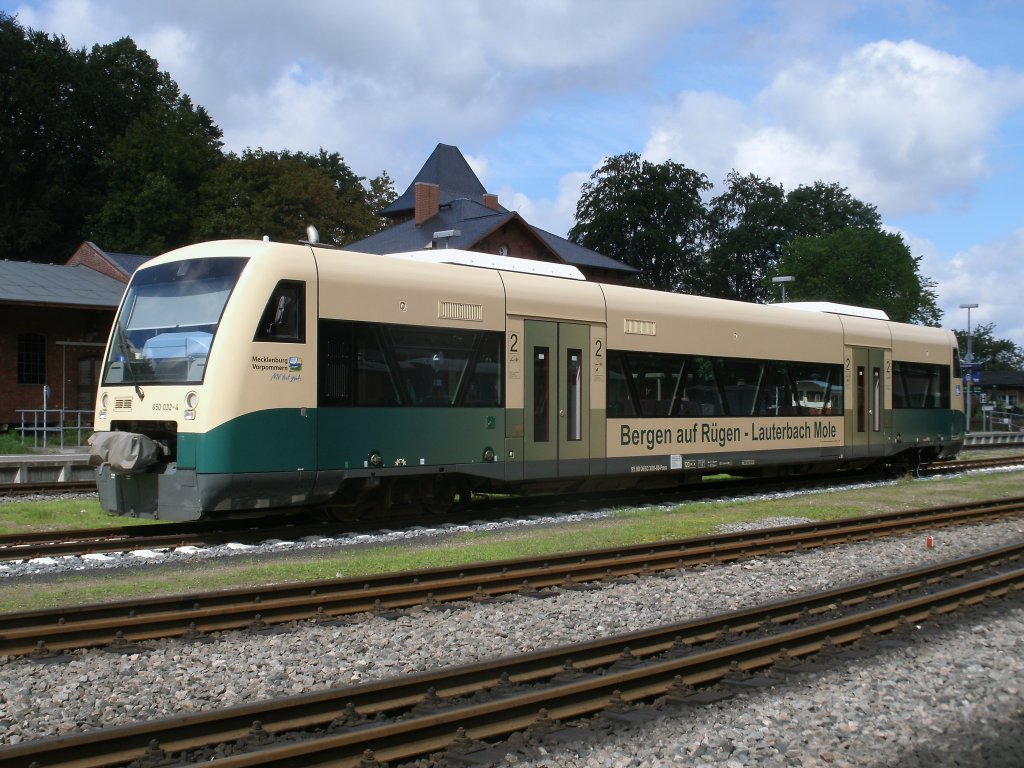Am 20.und 21.August 2011 blieb der PRESS VT650 032 in Putbus und wurde an beiden Tagen von der Neustrelitzer Ferkeltaxe 172 001/601 vertreten.