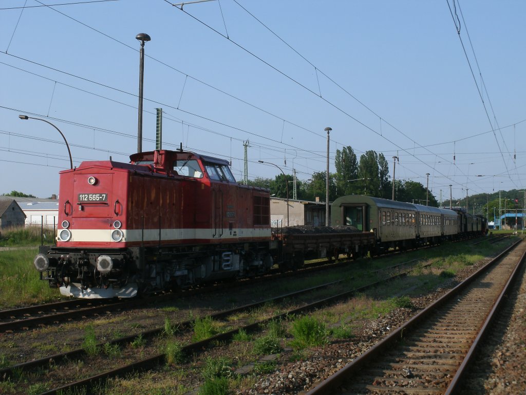 Am Abend,vom 05.Juni 2011,ging es fr die PRESS 112 565 wieder nach Hause.Auf der Heimfahrt wurde der Schweriner Traditionszug und die 91 134 mitgenommen.Hier stand der Zug in Bergen/Rgen. 