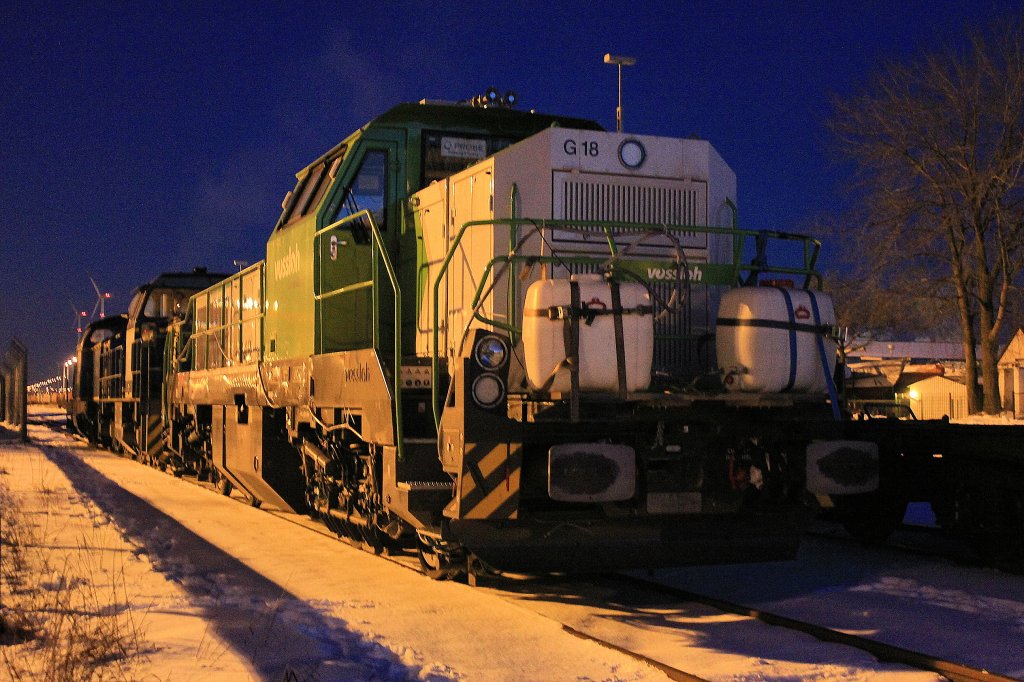 Am Frhen Abend des 12.03.2013 steht die Vossloh G18 Fabriknummer: 5001927 mit in evb Logistik Mittelweserbahn V1353 und V1001 Abgestellt in Hamburg Waltershof.
