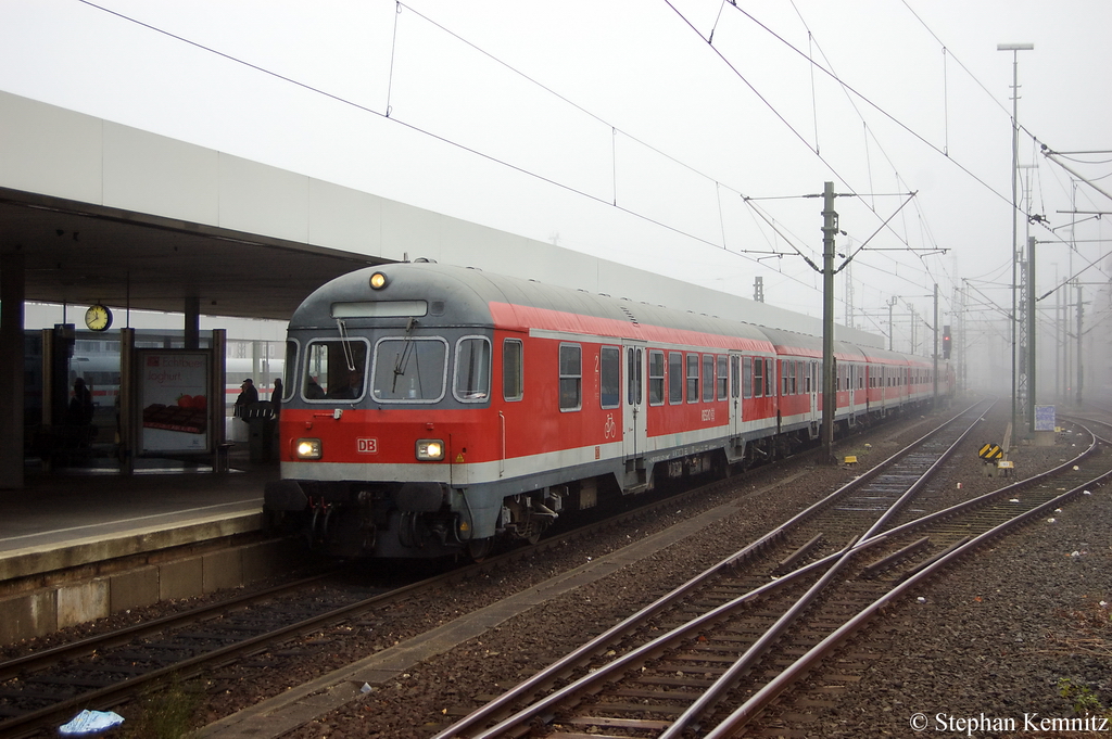 Am Gleis 3 im Hannover Hbf wird der RE (RE 14067) nach Bad Harzburg bereit gestellt. Geschoben bzw. dann gezogen hat die 218 473-7. 22.11.2011