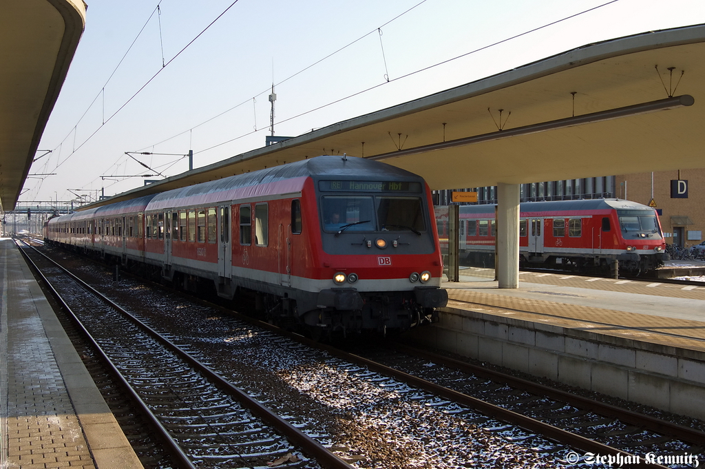 Am Gleis 4 im Wolfeburger Hbf steht der RE (RE 14014) von Wolfsburg Hbf nach Hannover Hbf. Geschoben von der 110 468-6. 31.01.2012