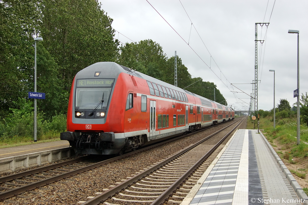 Am Haltepunkt Schwerin Sd fhrt gerade der RE1  Hanse-Express  (RE 4311) von Hamburg Hbf nach Rostock Hbf ein. Geschoben hatte 120 204-3. 15.07.2011