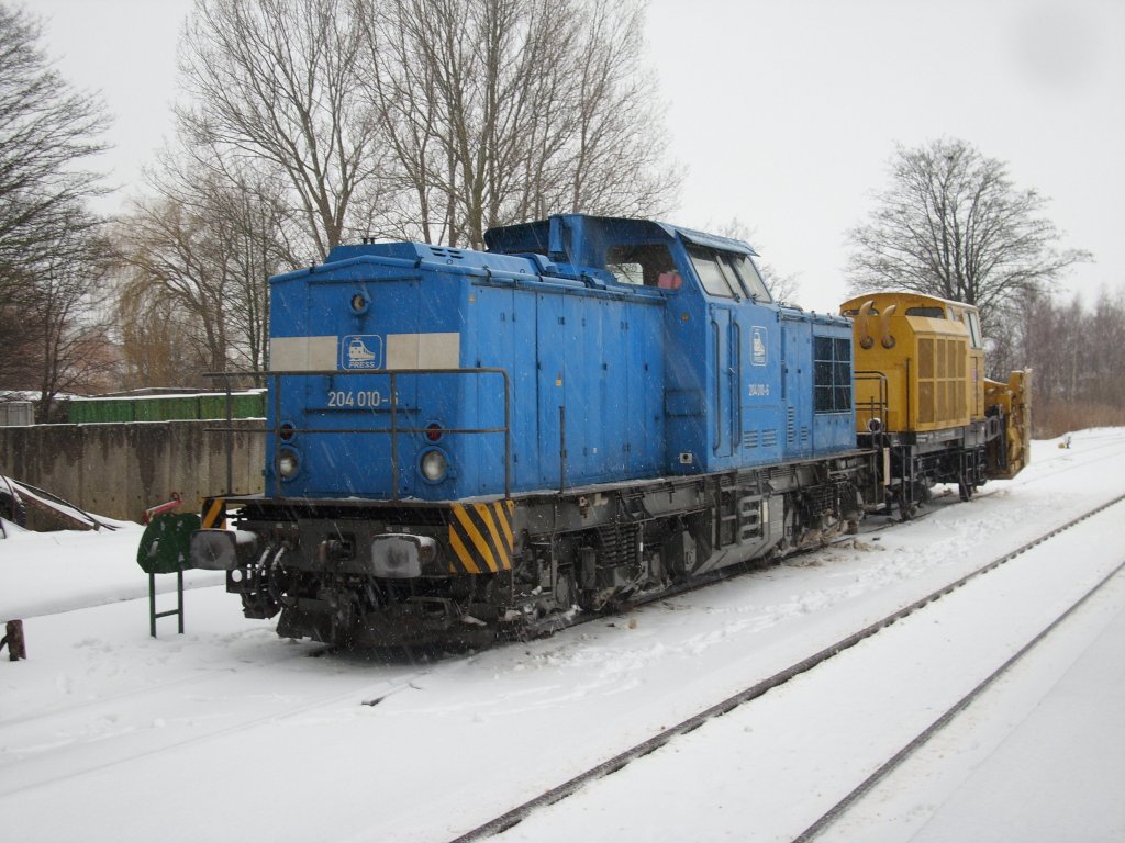 Am Morgen vom 11.Januar 2010 stand 204 011 von der PRESS mit der Schneeschleuder in Bergen/Rgen.