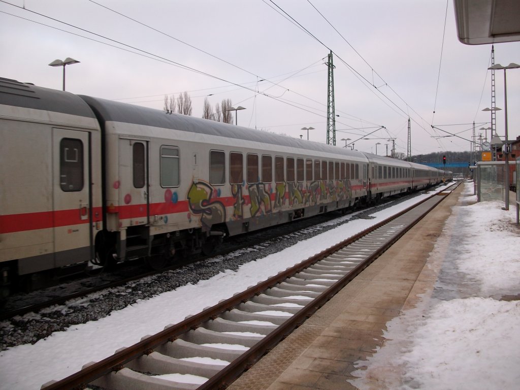 An diesen 1.Klassewagen haben sich die Graffitiknstler verewigt.Aufnahme am 10.Januar 2011 im IC 2212 Koblenz-Binz bei der Ausfahrt aus Bergen/Rgen.