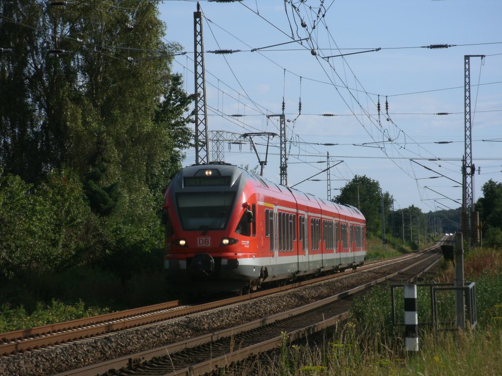 An der Westeinfahrt von Bergen/Rgen kam,am 19.Juli 2011,der RE 13015 aus Rostock nach Sassnitz. 