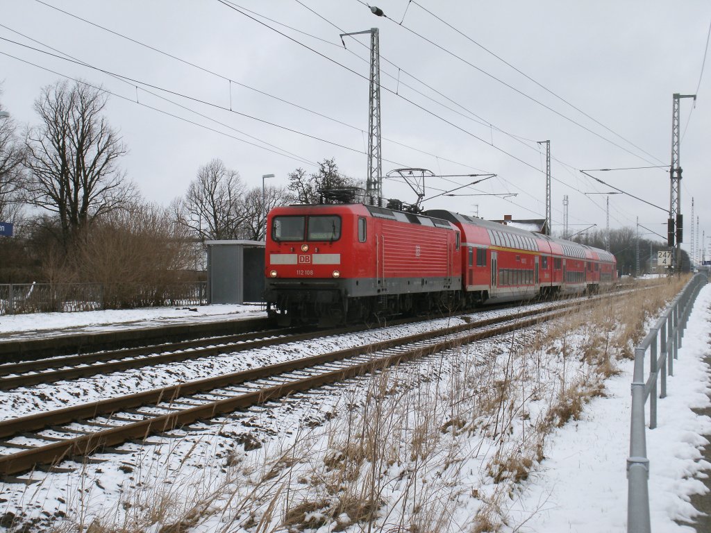 Auch am 07.Februar 2013 fuhr immer noch eine 112 auf der RE9.Hier war es 112 108-6 mit dem RE 13010 Sassnitz-Rostock in Teschenhagen.