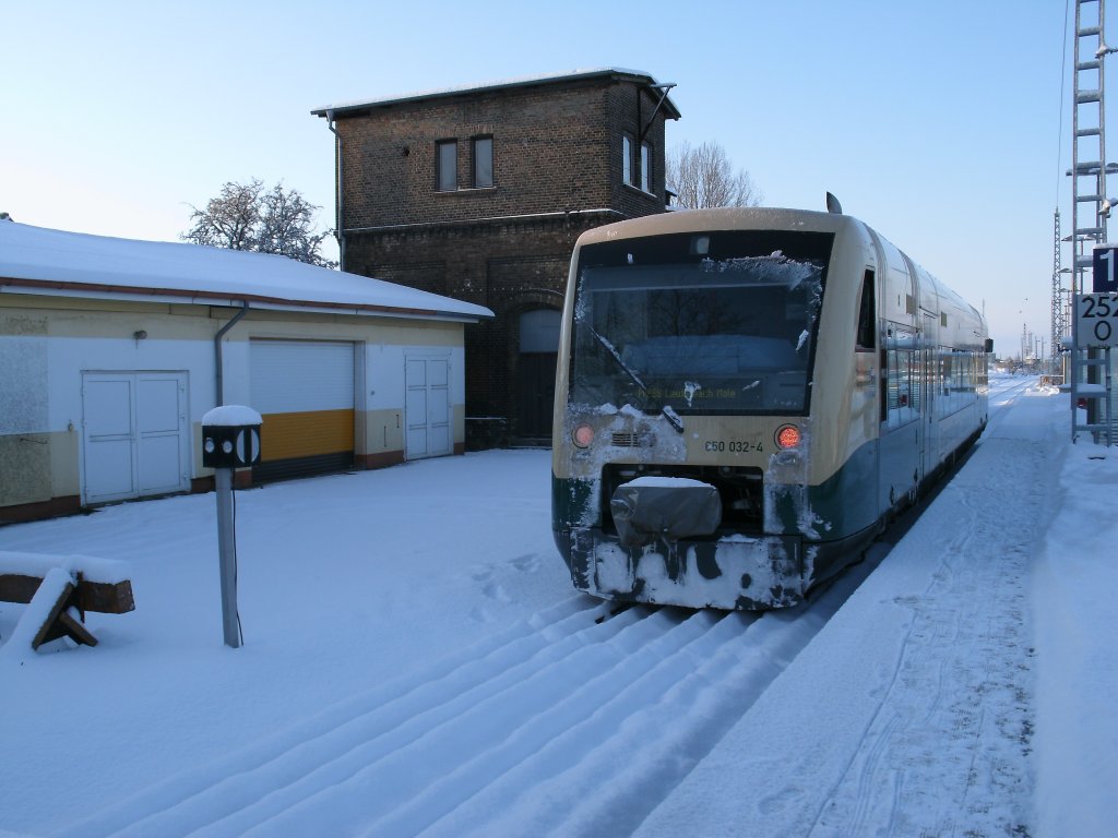 Auch der PRESS VT650 032-4 ist trotz sibirischer Klte,am 04.Februar 2012,pnktlich unterwegs.Hier stand der Triebwagen im verschneiten Bergen/Rgen.
