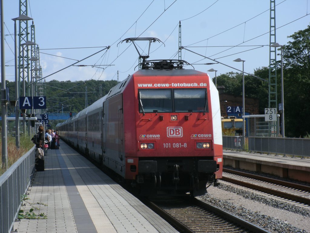 Auch Sie ist jetzt mit ihrer CEWE-Werbung auf Rgen gefahren.Am 04.August 2012 kam 101 081-8 mit dem IC 2213 Binz-Stuttgart in Bergen/Rgen an.