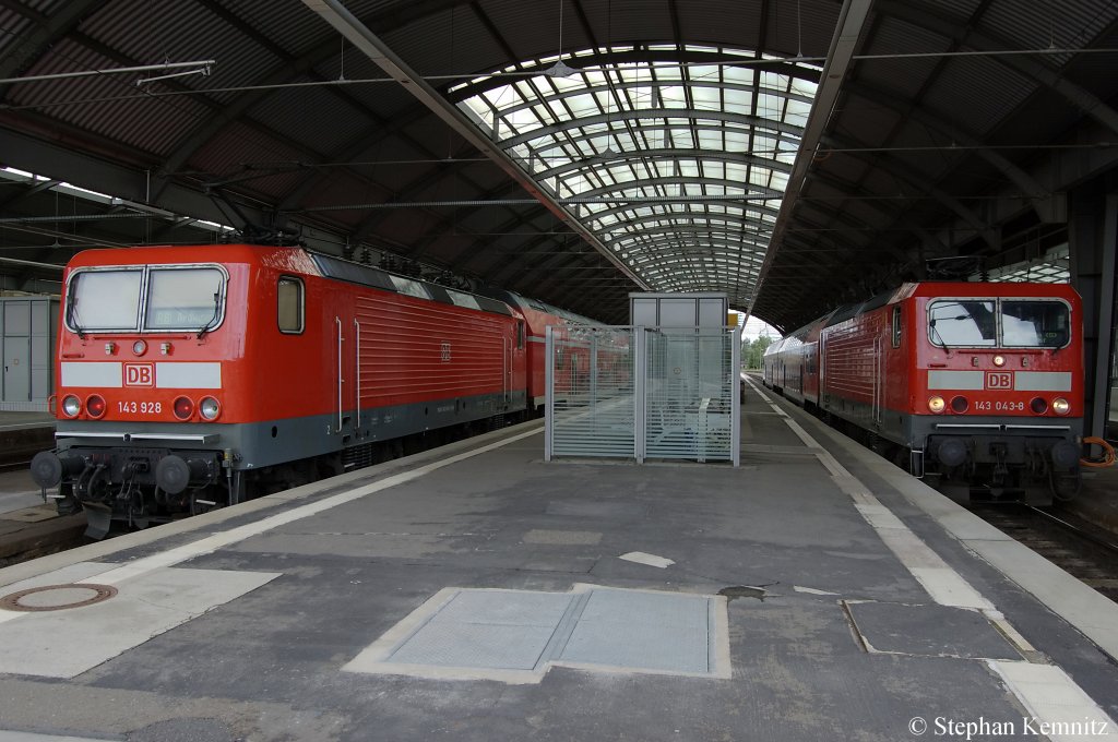 Auf Gleis 4 in Halle steht die 143 928 mit der RB75 (RB 26188) nach Nordhausen. Auf Gleis 3 steht die 143 043-8 mit der RB75 (RB 26183) aus Nordhausen. 21.06.2011 