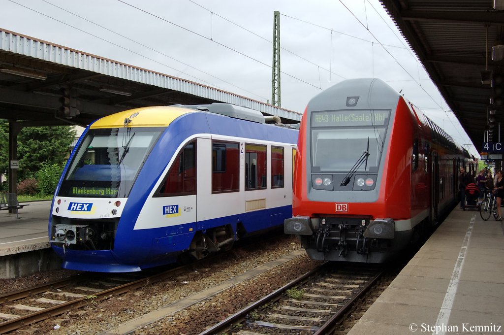 Auf Gleis 5 im Magdeburger Hbf steht die VT 808 (648 786-1) von der HEX als (HEX 80828) nach Blankenburg(Harz). Daneben auf Gleis 4 steht die RB43 (RB 17623) nach Halle(Saale)Hbf und geschoben hatte die 143 146-9. 21.06.2011
