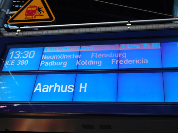 Auf Gleis 5 steht fr Sie bereit ICE380 von Hamburg Hbf Richtung Aarhus.(18.12.10)
