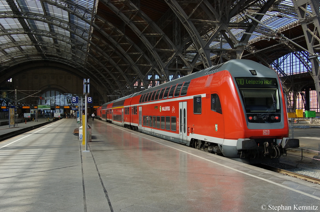 Auf Gleis 6 im Leipziger Hbf ist eine Garnitur der S10 S-Bahn Halleipzig aus Halle(Saale)Hbf angekommen und wurde von der 143 363-0 gezogen. 28.06.2011