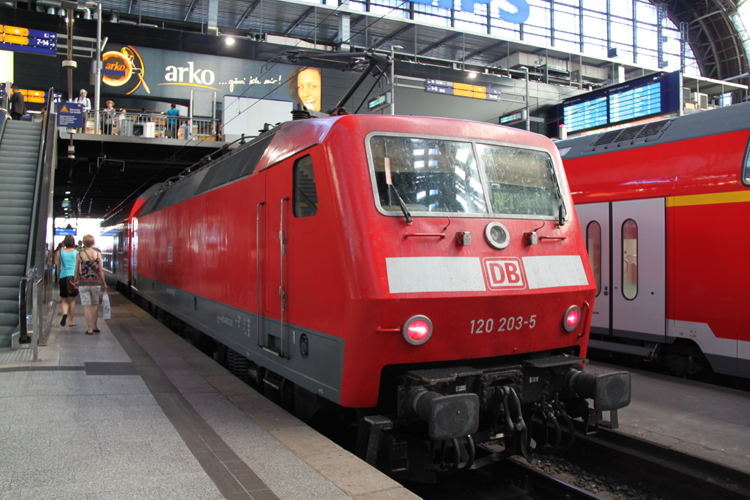 Auf Gleis 6b stand 120 203-5 mit RE 4317 von Hamburg Hbf Richtung Rostock Hbf Pnktlich um 20.51 Uhr war ich dann wieder in Rostock.(04.06.2011)