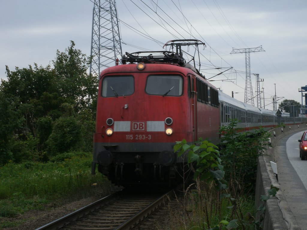 Auf der kleinen Insel Dnholm(bei Stralsund)ist,am 17.September 2011,115 293 mit dem IC 2353 Erfurt-Binz unterwegs.
