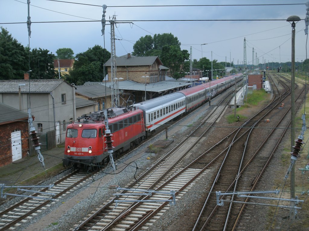 Aus BB Wagen gebildet verlie 110 469-6,am 28.Juni 2013,mit dem EC 378 Bratislava-Binz,den Bahnhof Bergen/Rgen mit +15min Versptung.