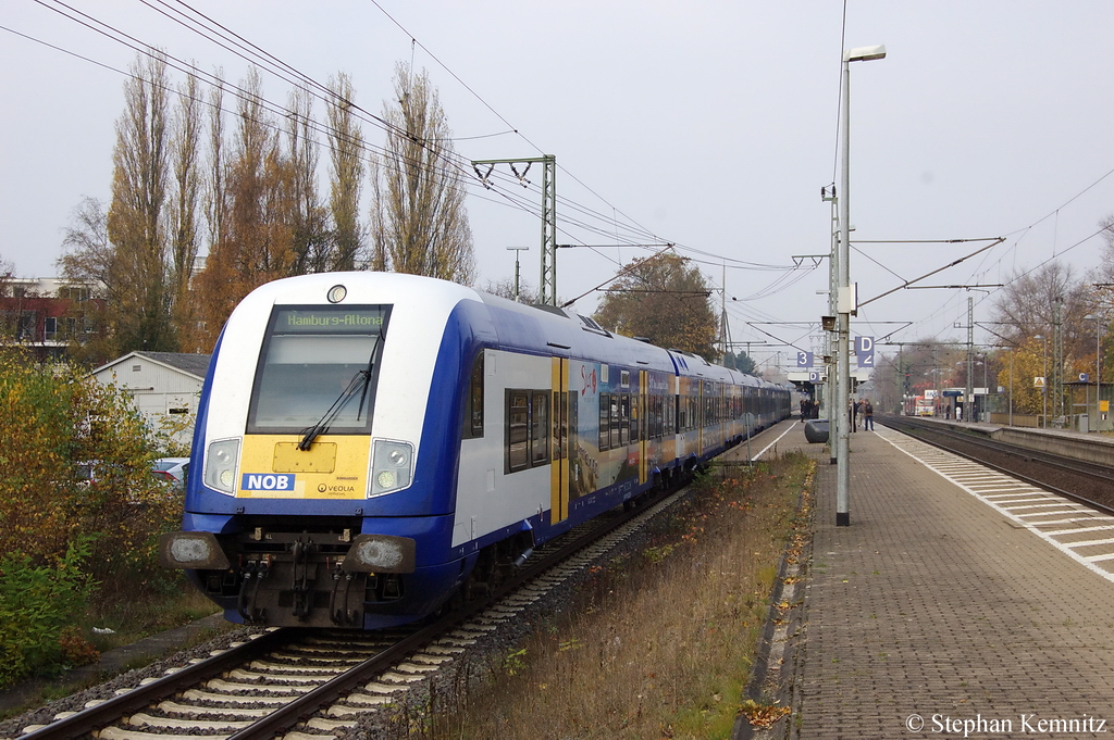 Aus Elmshorn fhrt gerade eine NOB-Garnitur (NOB81715) aus dem Bahnhof und geschoben hatte die DE 2000-03. 08.11.2011