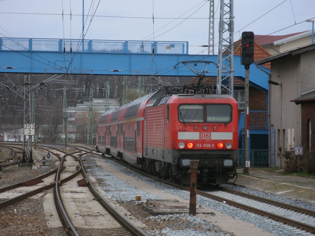 Ausfahrt fr RE 13013 Rostock-Sassnitz,am 05.April 2011,geschoben von 114 038-3,aus Bergen/Rgen.