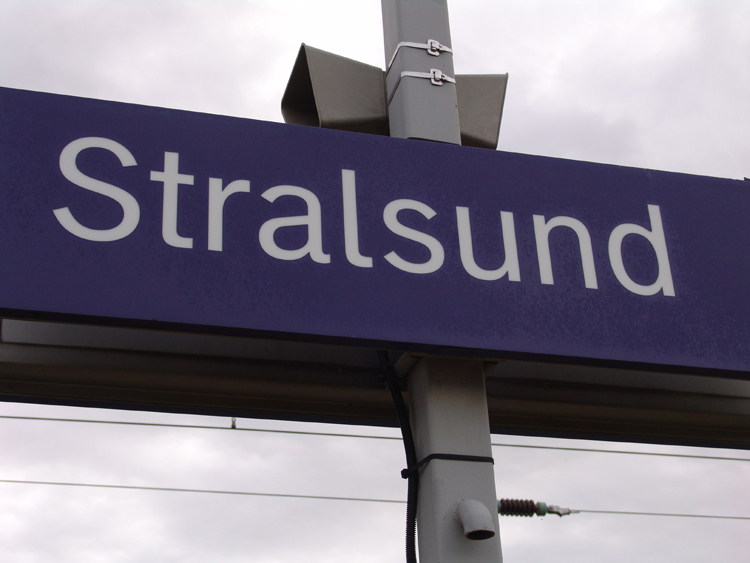 Bahnhof-Schild Stralsund.(28.08.10)