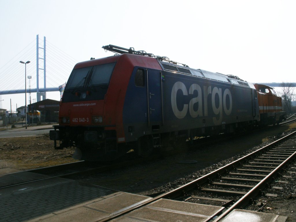 Bei Sonnenschein stehen die Loks Vormittags im Stralsunder Nordhafen ungnstig,so mute ich SBB-Cargo 482 040 am 12.Mrz 2011 bei Gegenlicht fotografieren.