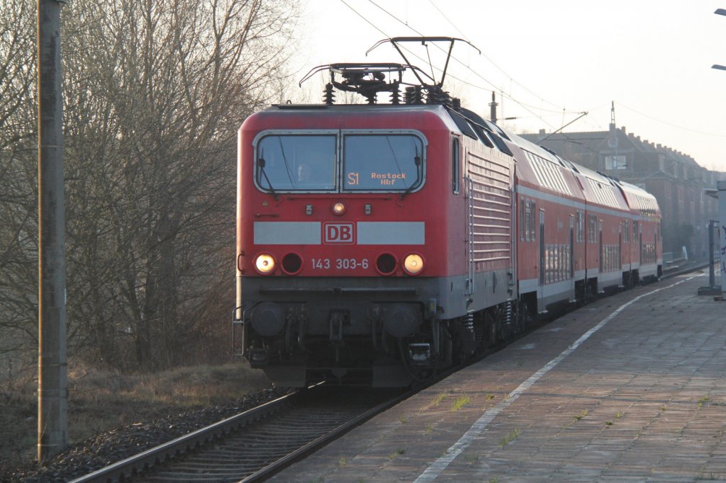 Beim warten auf ICE 1606 kam mir dann 143 303-6 mit ihrer S1 von Rostock Hbf nach Warnemnde im S-Bahnhof Rostock-Holbeinplatz vor die Linse.23.03.2012