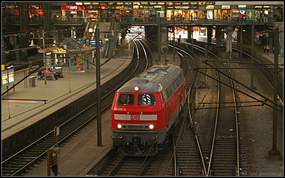 Beinahe unbemerkt schlich sich DB Fernverkehr 218 812-6 am 27.08.2011 durch Hamburg Hauptbahnhof.