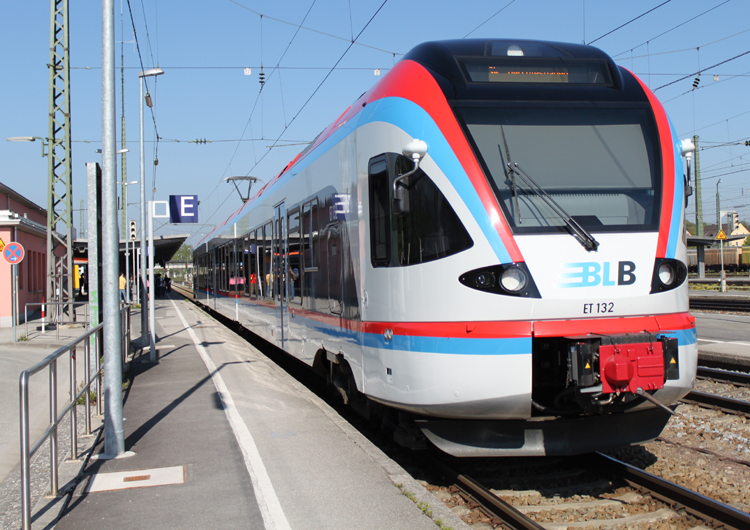 Berchtesgadener Land Bahn als BLB84211 von Freilassing nach Berchtesgaden Hbf bei der Bereitstellung im Bahnhof Freilassing.(23.04.2011)