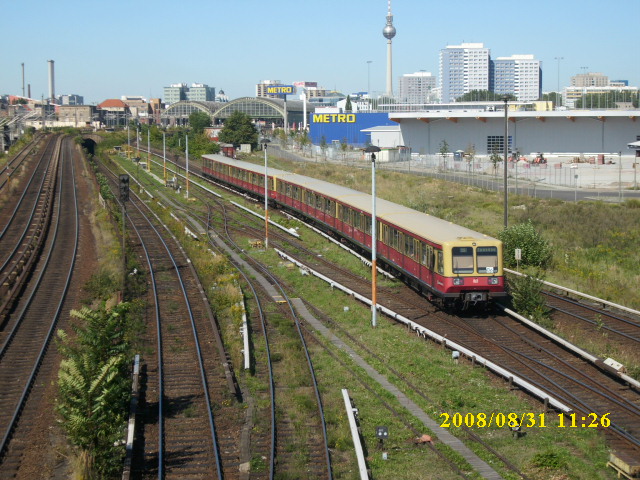 Berliner S-Bahn 485 am 31.August 2008 bei der Ausfahrt aus dem S-Bahnhof Berlin Warschauer Strae in Richtung Berlin Ostbahnhof.