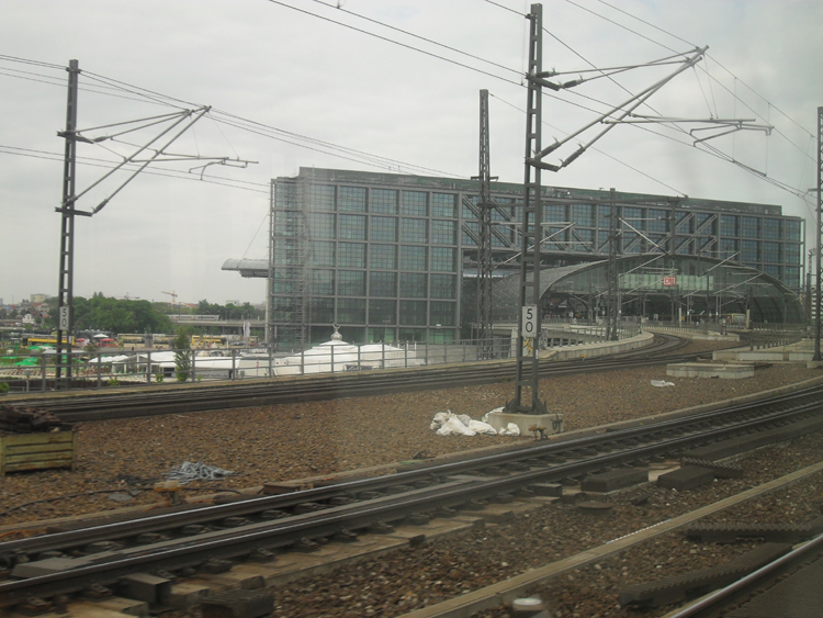 Blick auf dem Berliner Hauptbahnhof fotografiert aus der S75 Richtung BLN-Spandau(22.05.10)