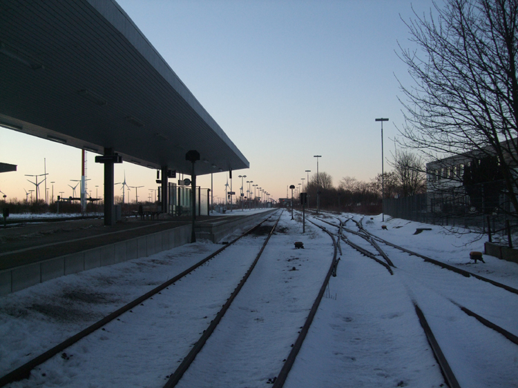 Blick in den leeren Bahnhof Puttgarden,die Zeiten mit den groen Reisezgen ist vorbei dort hlt alle 2 Stunden der ICE nach Kopenhagen und Berlin.(02.01.2011)