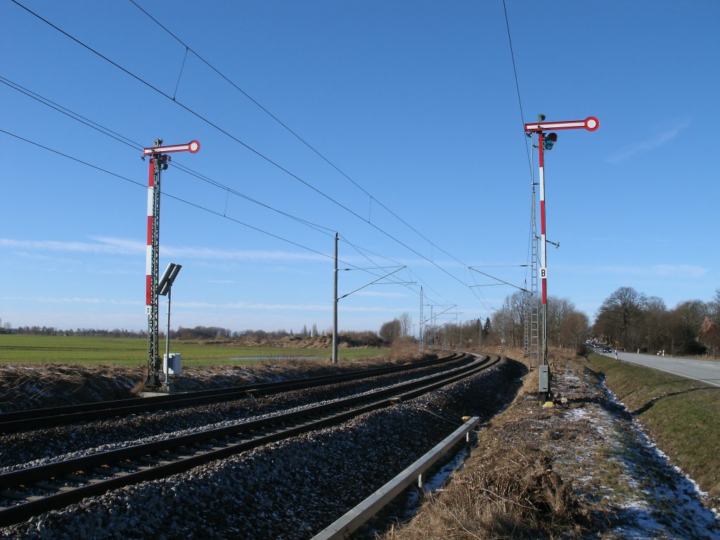 Blocksignale  B  rechts fr den regulren Betrieb und fr Linksfahrbetrieb das Blocksignal  D  von Rambin.Aufnahme am 12.Februar 2011.