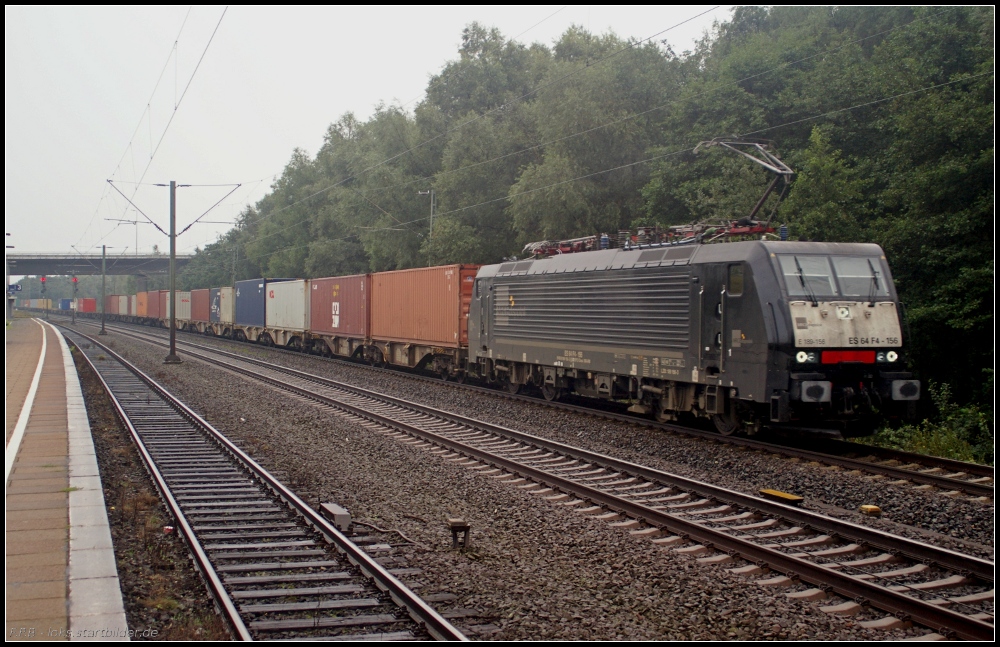 BoxXpress ES 64 F4-156 / 189 156-3 durchfährt am 27.08.2011 mit einem Containerzug den Bahnhof Hamburg-Harburg.
