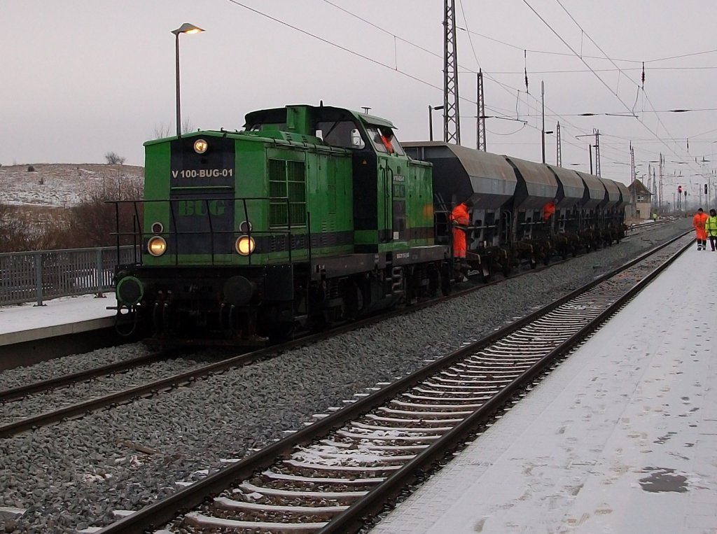 BUG-V100 01 mit dem Schotterzug beim einschottern von Gleis 2 in Bergen/Rgen am 01.Februar 2011.