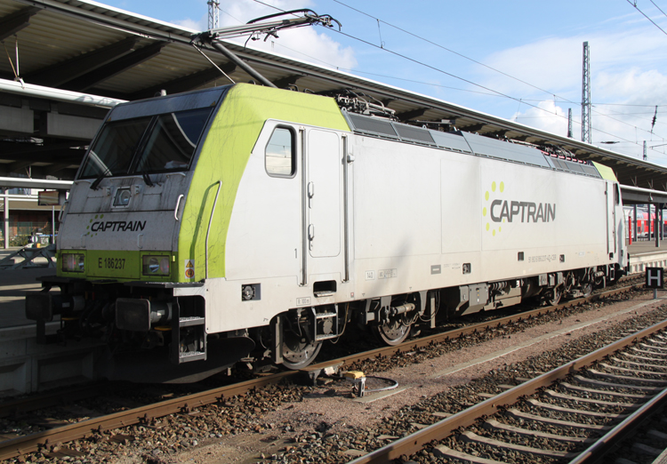 Captrain 186 237-4 stand im Rostocker Hbf und hat auf das Go vom Fahrdienstleiter gewartet.21.10.2011