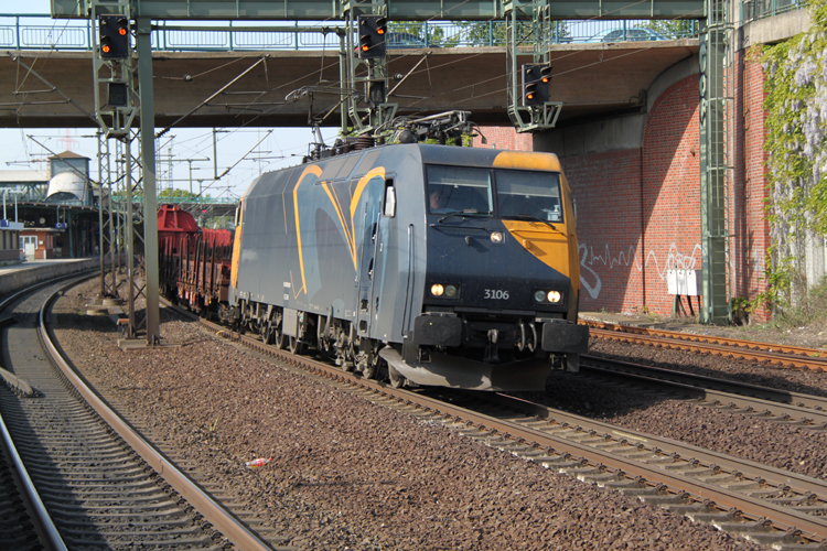 Dnische E-Lok 3106 bei der Durchfahrt im Bahnhof Hamburg-Harburg gen Sden.(05.05.2011)