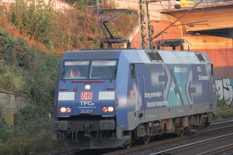 Dann ging es mit Metronom von Hamburg Hbf nach Hamburg-Harburg kurz nach meiner Ankunft wurde ich von 152 137-6 begrt.22.10.2011