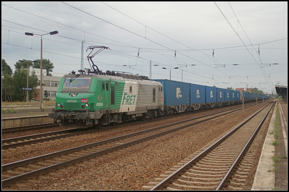 Das  FRETchen  437024 ist bei ITL im Einsatz. Hier zieht die Lok einen Containerzug Richtung Grünauer Kreuz, gesehen Berlin Schönefeld Flughafen am 17.07.2011 (NVR-Nummer 91 87 0037 024-3 F-AKIEM)