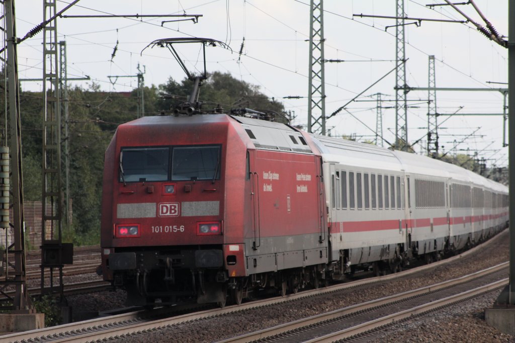 DB 101 015-6 Schob ihren IC in Richtung Bremen bei der Ausfahrt aus dem Bahnhof Hamburg Harburg am 10.09.2011
