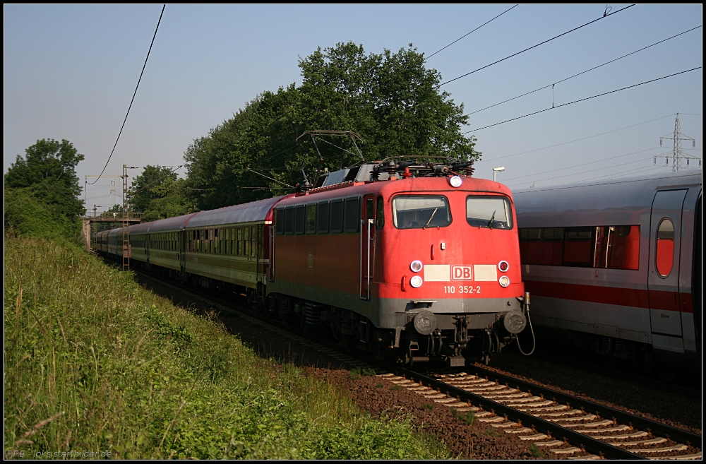 DB 110 352-2 mit einem Sonderzug von Euro-Express/Müller Touristik (gesehen Lehrte-Ahlten b. Hannover 24.06.2010 - Update: Verschrottet 15.07.2011)