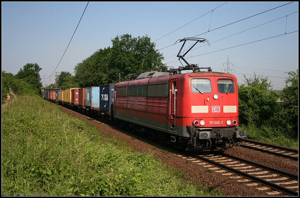 DB 151 045-2 und Containerzug Richtung Lehrte (gesehen Lehrte-Ahlten b. Hannover 24.06.2010)